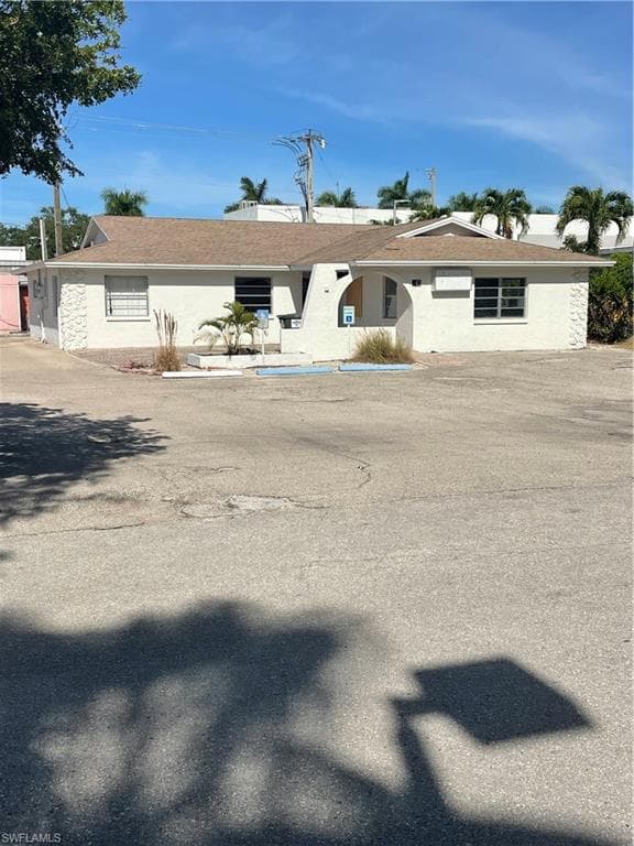 843 Myrtle TER NAPLES, FL 34103