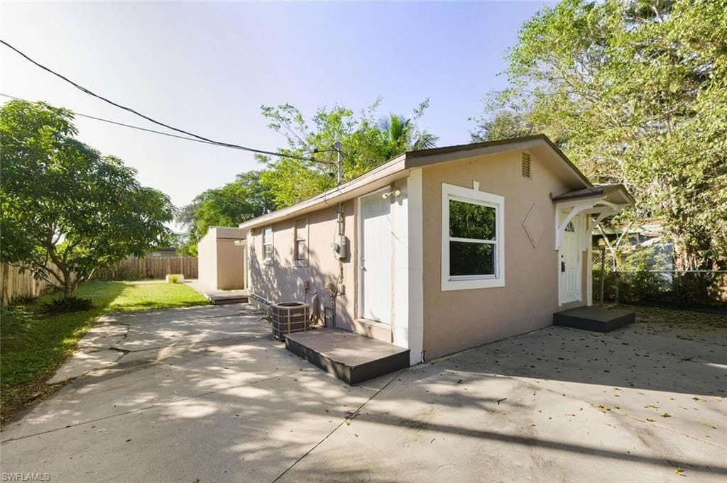 2480 Andrew DR NAPLES, FL 34112
