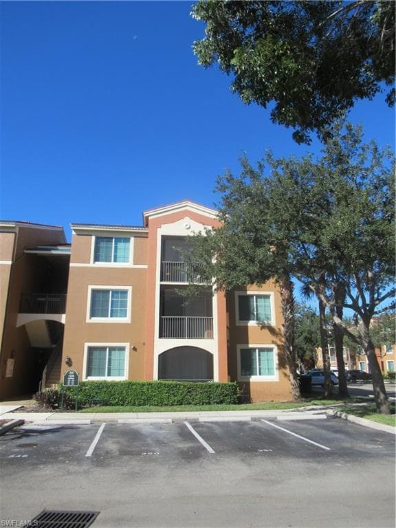 1225 Reserve WAY 104 NAPLES, FL 34105