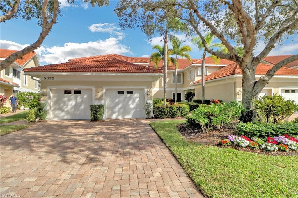 5325 Andover DR 101 NAPLES, FL 34110