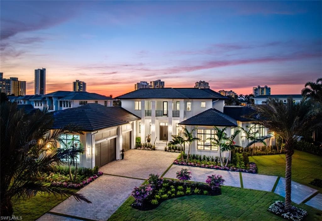 405 NEAPOLITAN WAY NAPLES, FL 34103