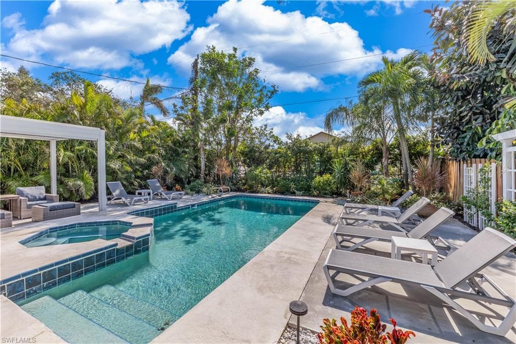 564 109th AVE N NAPLES, FL 34108