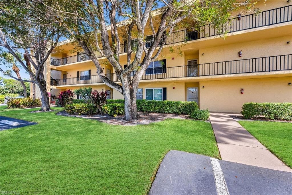 1086 Forest Lakes DR 102 NAPLES, FL 34105