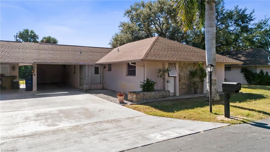 235 Thistle CT LEHIGH ACRES, FL 33936