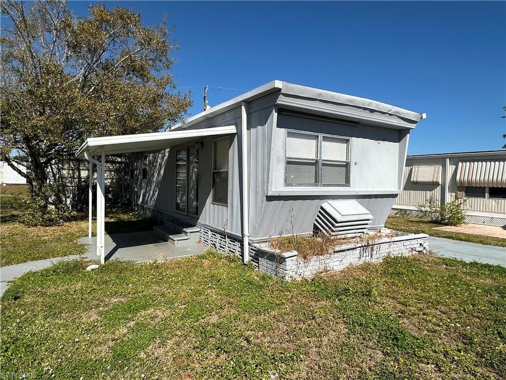 333 Lantern LN NORTH FORT MYERS, FL 33917