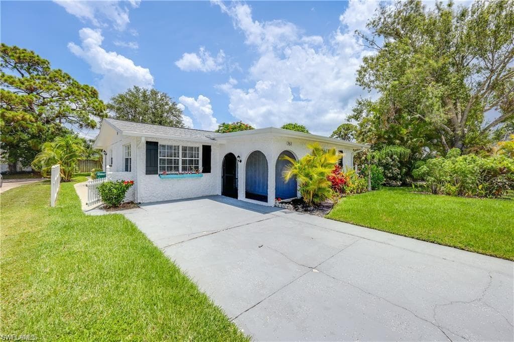 761 95th AVE N NAPLES, FL 34108