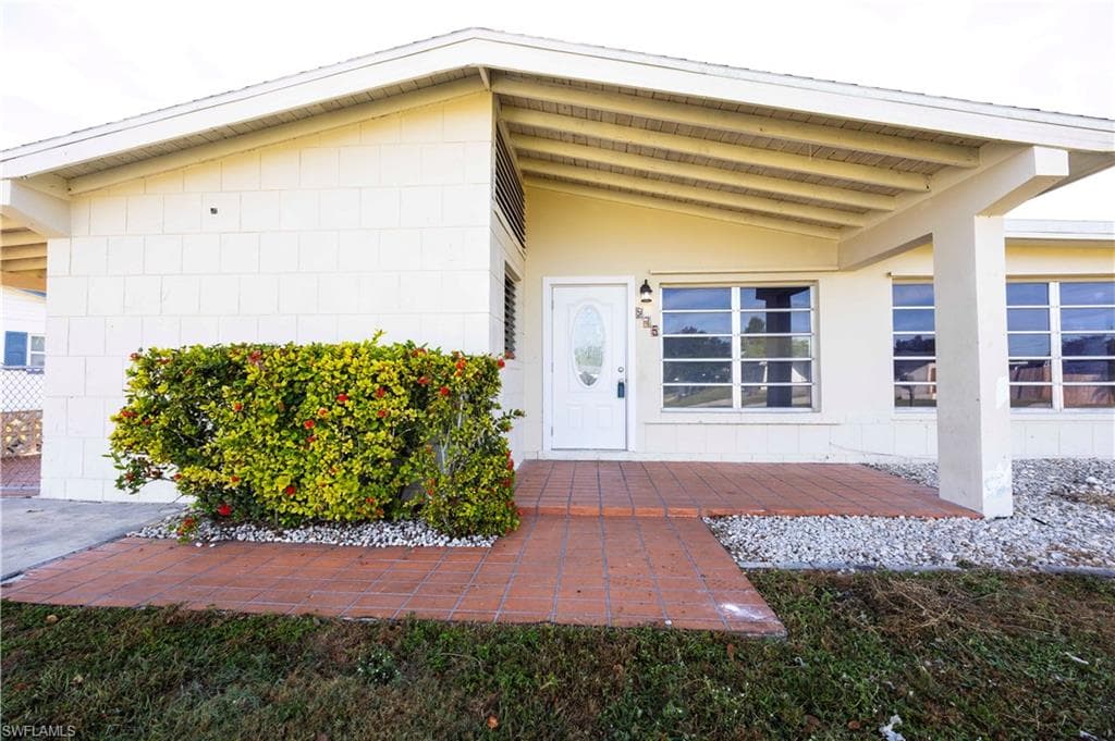 275 LAKEVIEW DR NORTH FORT MYERS, FL 33917