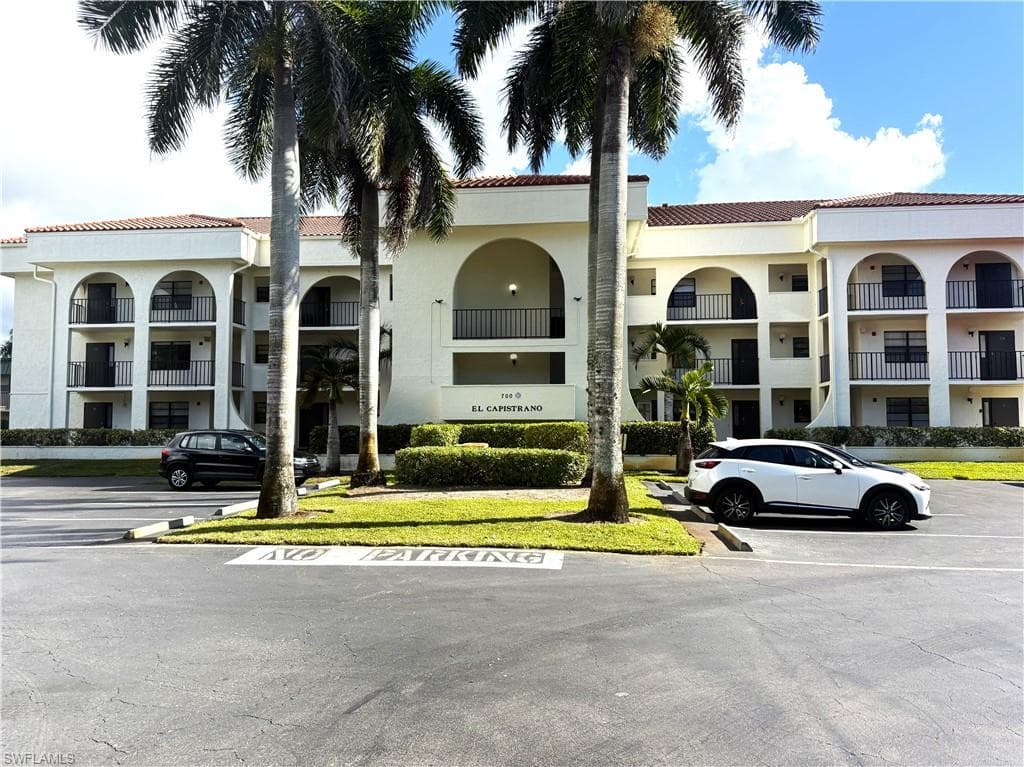 700 Valley Stream DR 303 NAPLES, FL 34113
