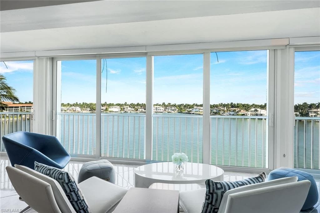 2750 Gulf Shore BLVD N 402 NAPLES, FL 34103