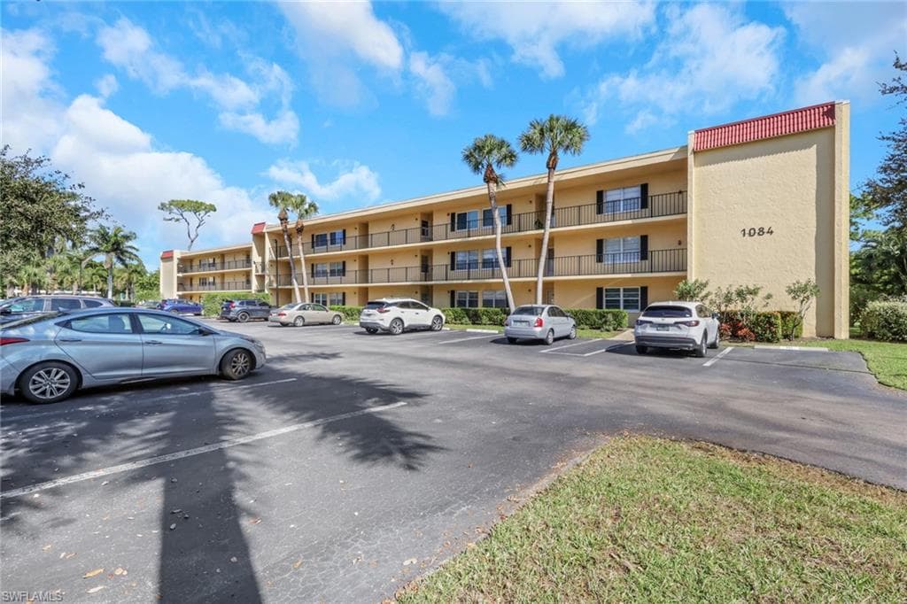 1084 Forest Lakes DR 7304 NAPLES, FL 34105