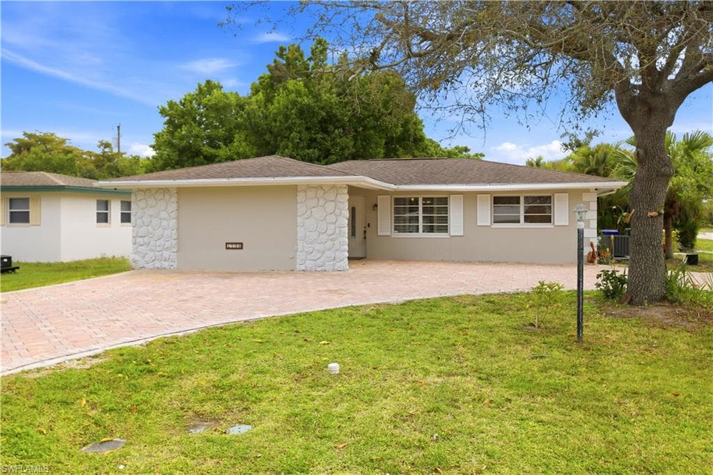 1736 Bonnie CT FORT MYERS, FL 33901
