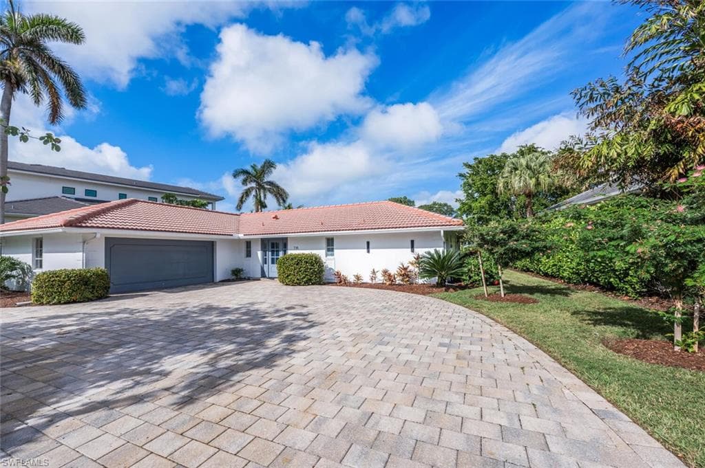 735 Parkview LN NAPLES, FL 34103
