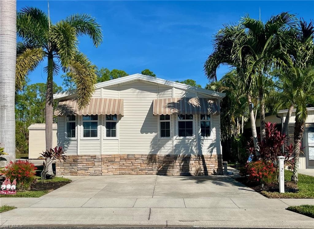 1284 Diamond Lake CIR NAPLES, FL 34114