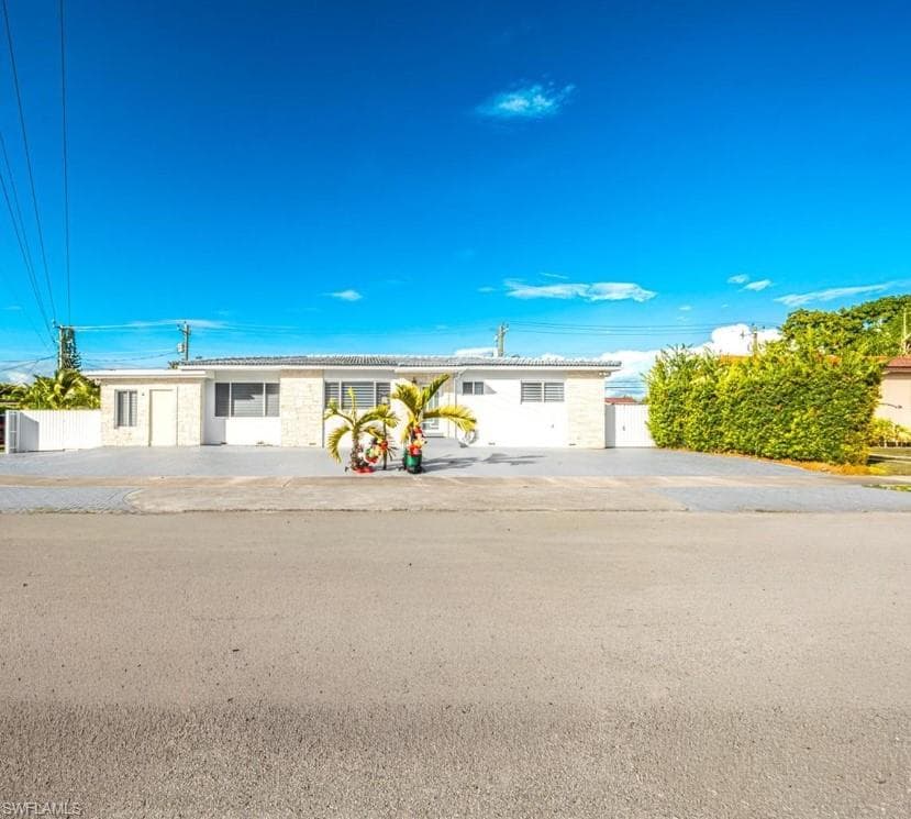 9365 SW 44th St MIAMI, FL 33165