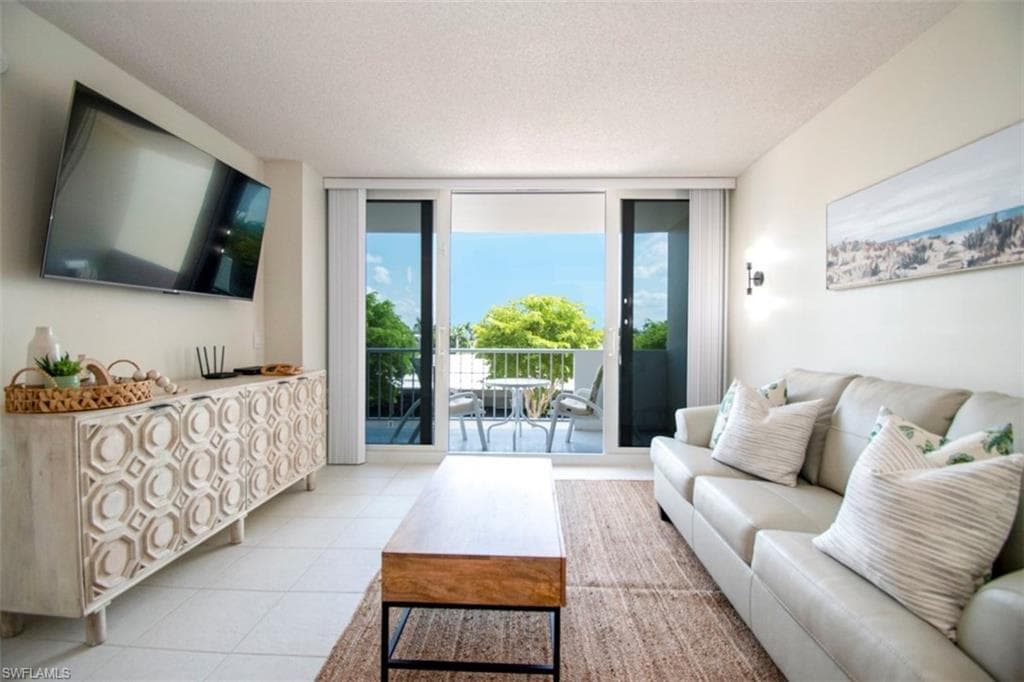 140 Seaview CT 304S MARCO ISLAND, FL 34145