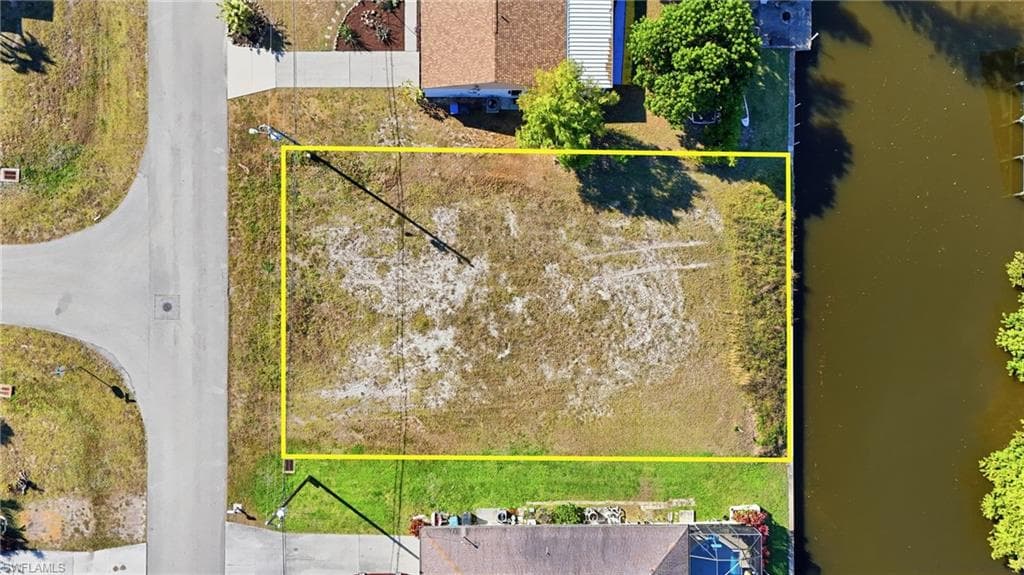829 SW 40th TER CAPE CORAL, FL 33914