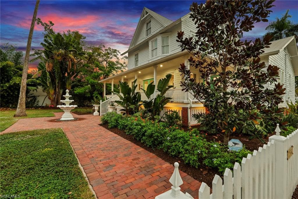 2582 First ST FORT MYERS, FL 33901