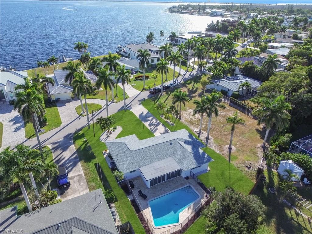 261 Bayshore DR CAPE CORAL, FL 33904