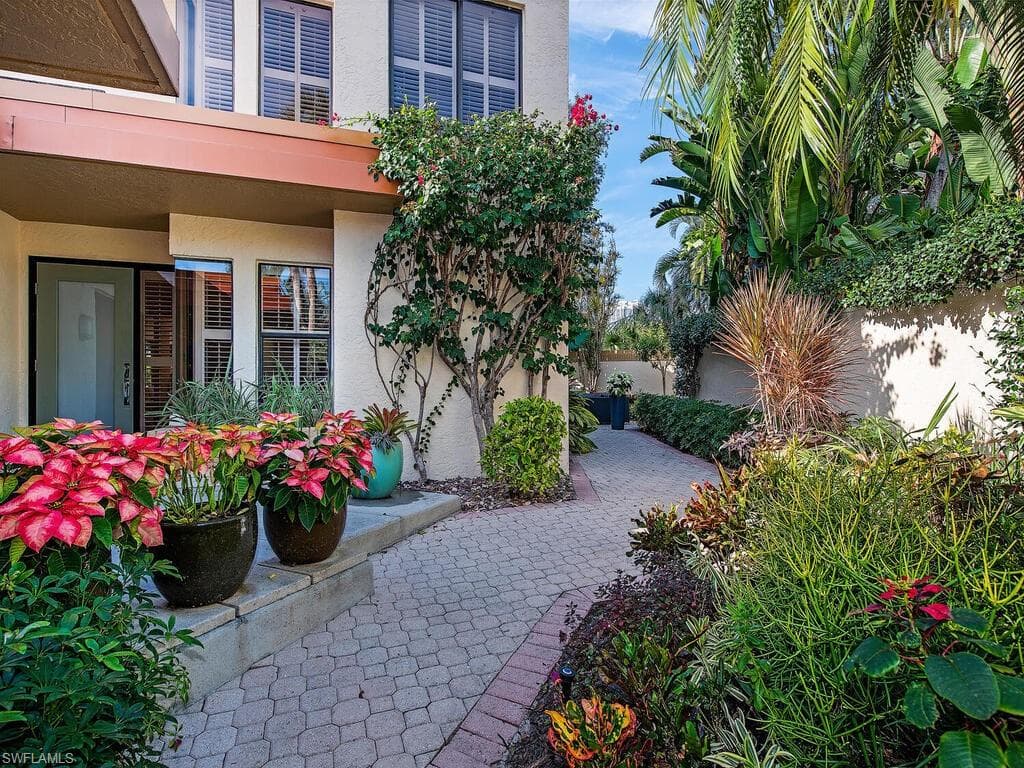 6802 Pelican Bay BLVD 1002 NAPLES, FL 34108