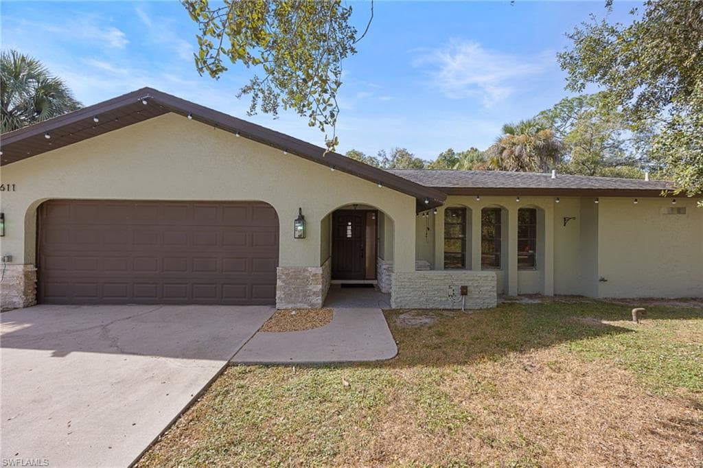 611 Henry AVE LEHIGH ACRES, FL 33972