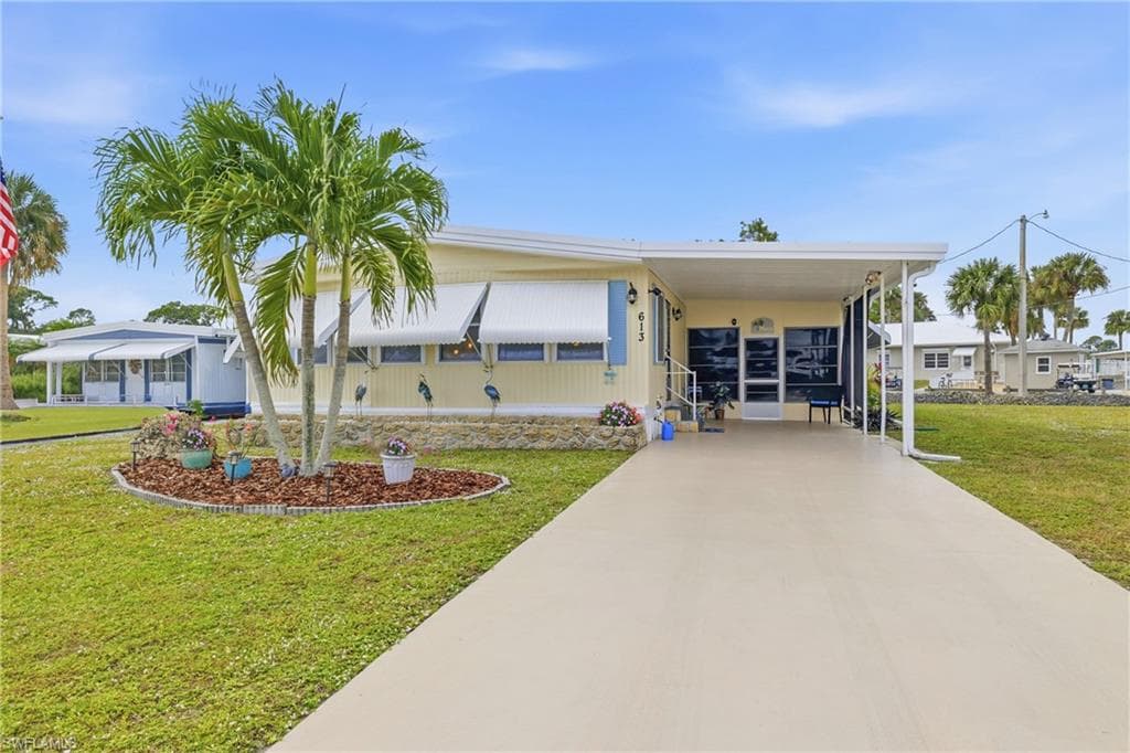 613 Pine Grove CT NORTH FORT MYERS, FL 33917
