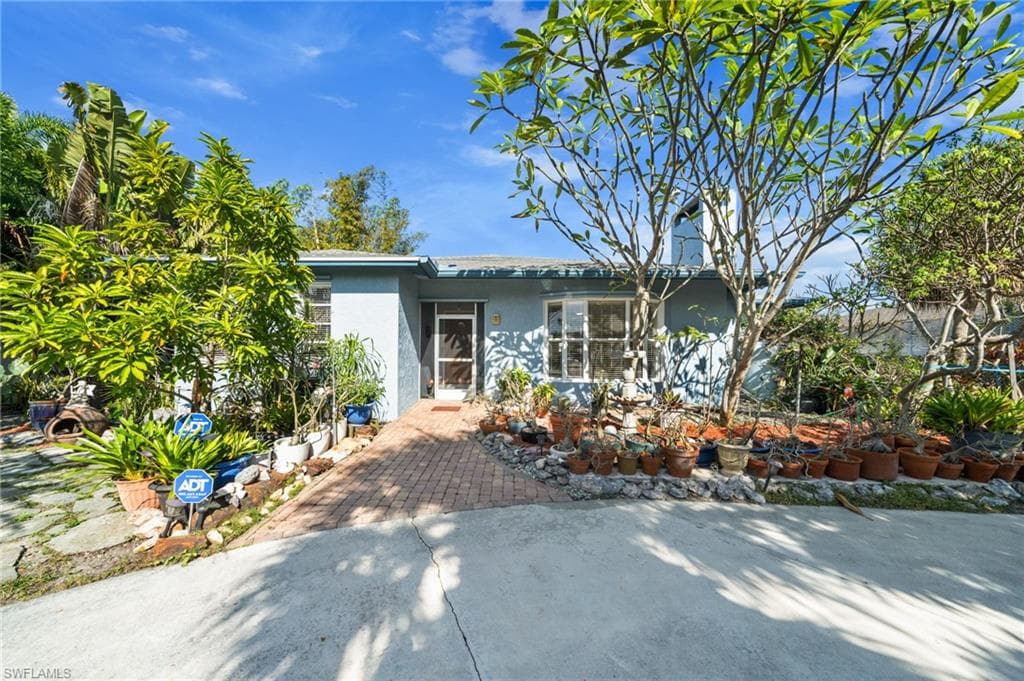 813 105th AVE N NAPLES, FL 34108