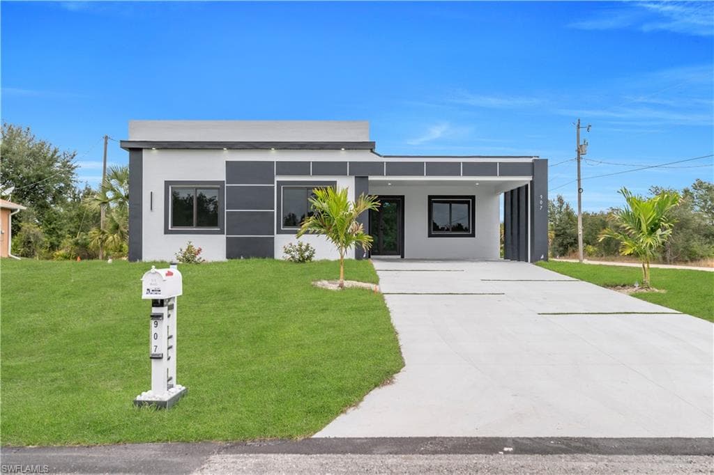 907 E 9th ST LEHIGH ACRES, FL 33972