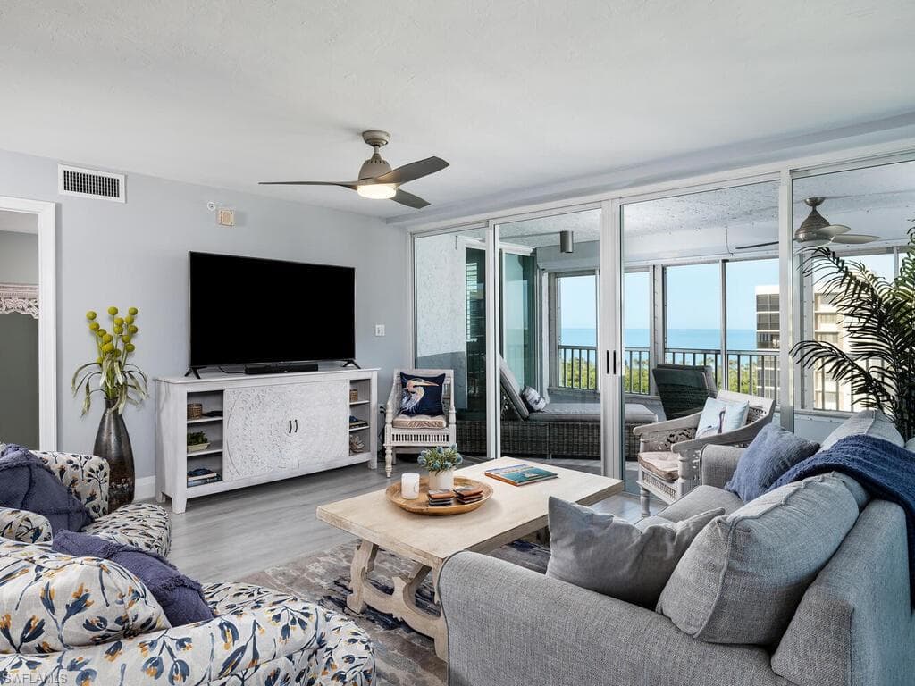 21 Bluebill AVE 1006 NAPLES, FL 34108