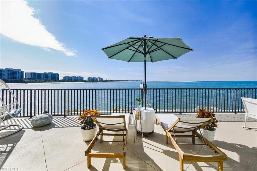 601 La Peninsula BLVD 601 NAPLES, FL 34113