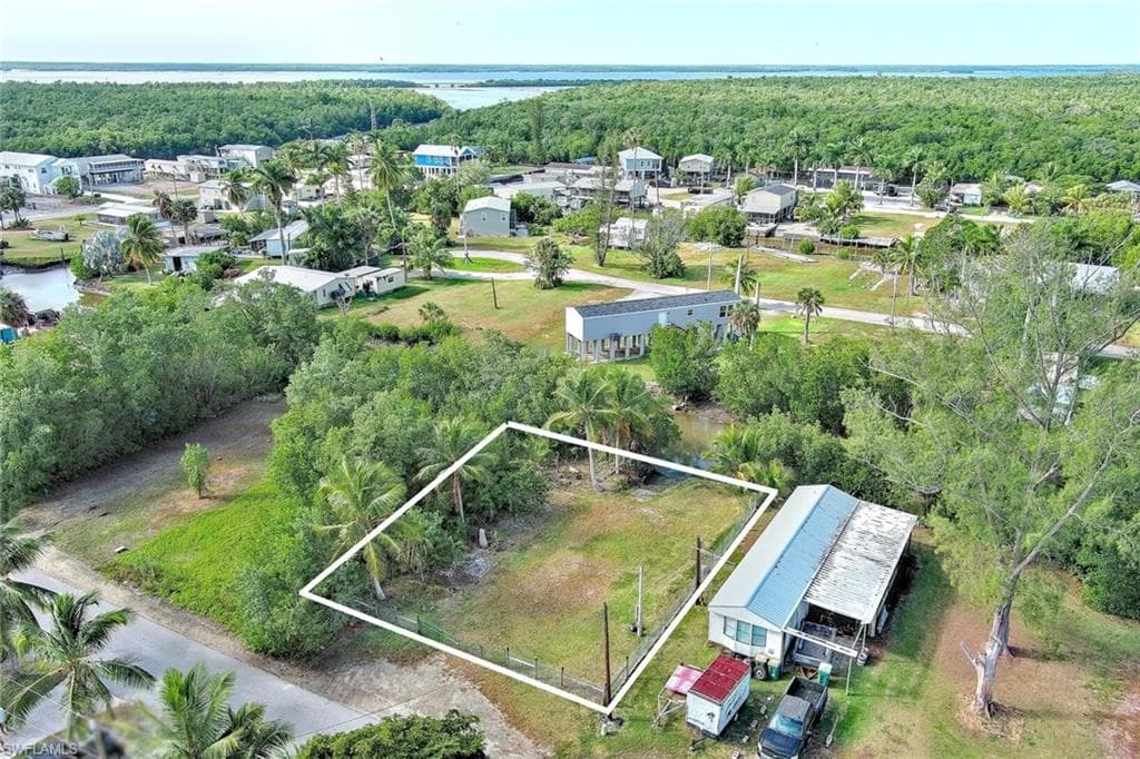 102 Egret LN EVERGLADES CITY, FL 34139