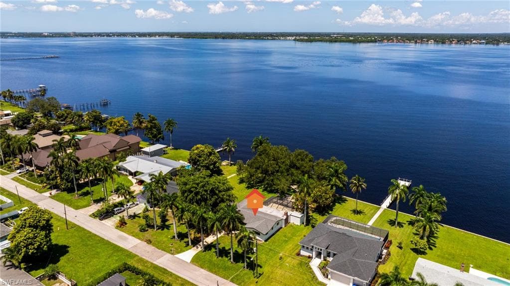 3933 E River DR FORT MYERS, FL 33916