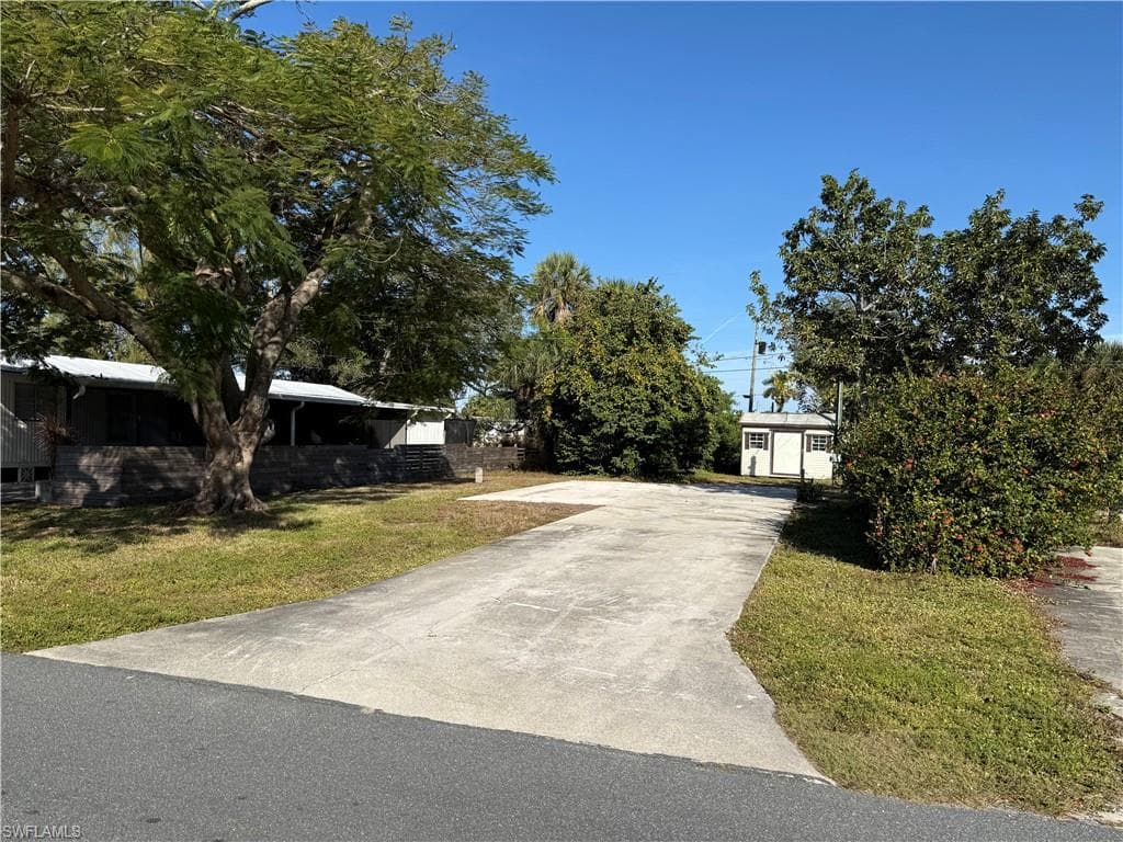 12060 Live Oak DR FORT MYERS, FL 33908