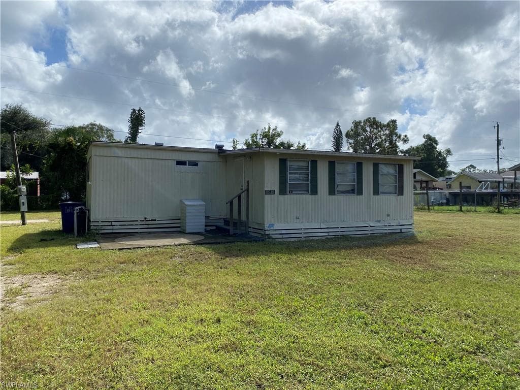 8219 McDaniel DR NORTH FORT MYERS, FL 33917