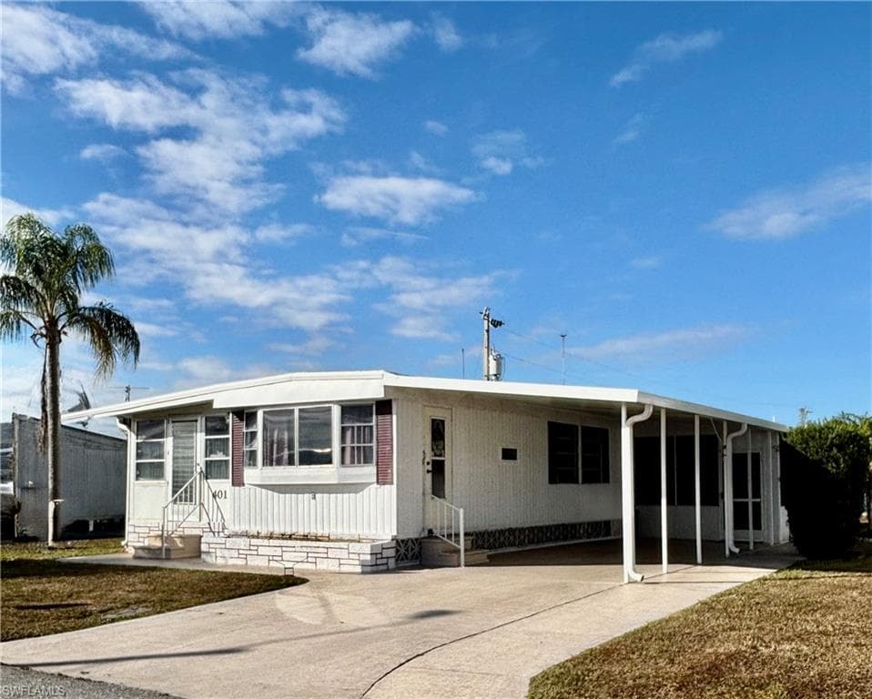 401 Timber LN N NORTH FORT MYERS, FL 33917