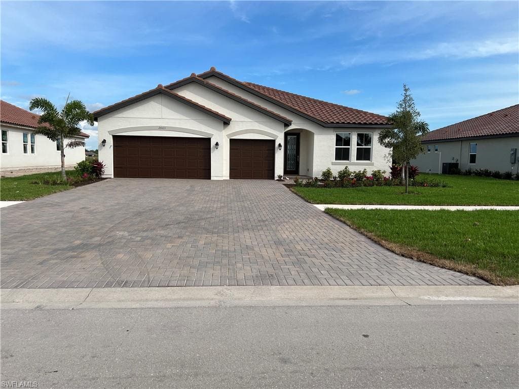 2063 Grove DR NAPLES, FL 34120