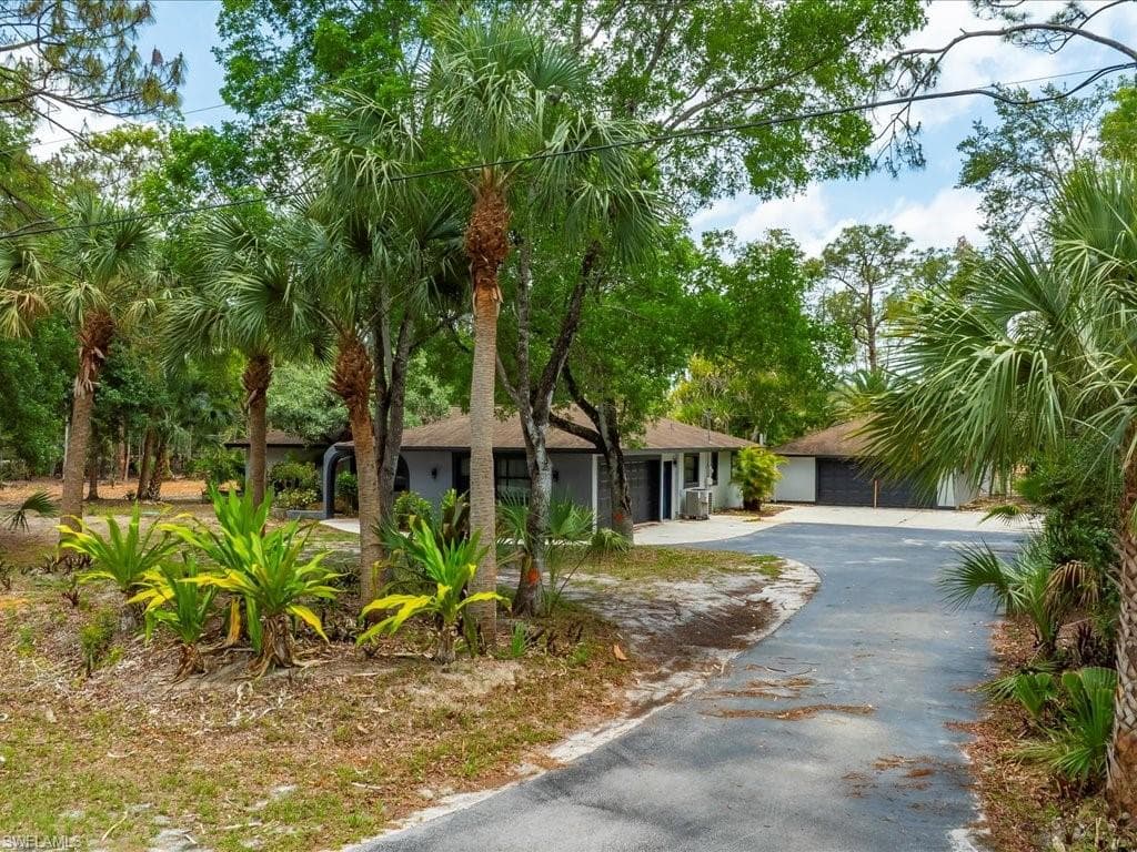 6940 Bottlebrush LN NAPLES, FL 34109