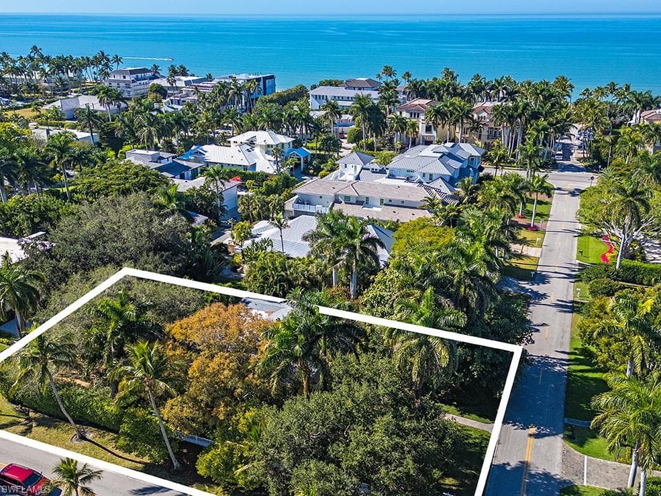 186 1st AVE S NAPLES, FL 34102