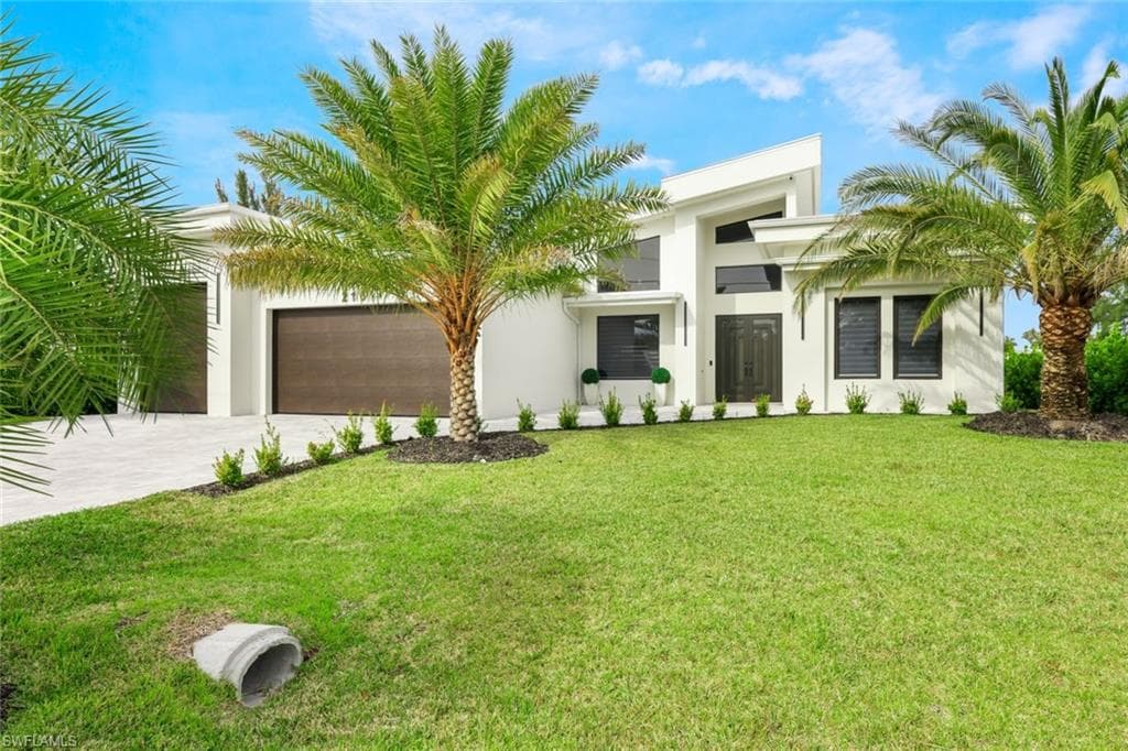215 SE 28th TER CAPE CORAL, FL 33904