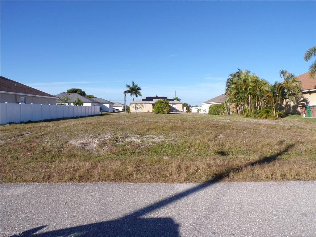 105 NW 9th TER CAPE CORAL, FL 33993