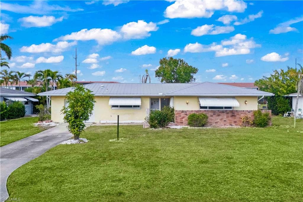 215 Santa Monica CT CAPE CORAL, FL 33904