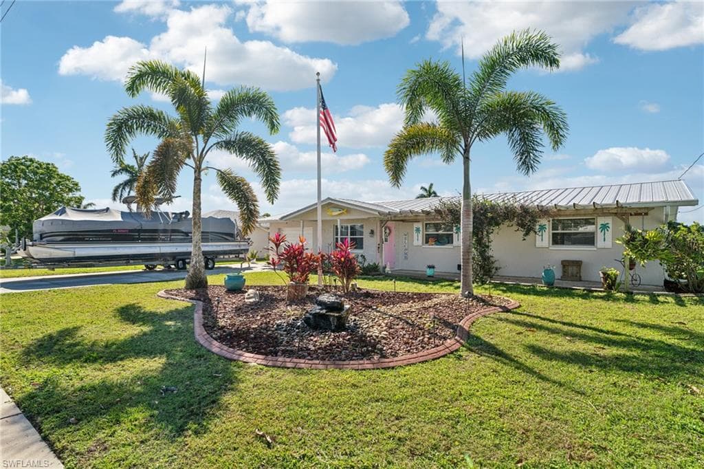 1691 Lakeside TER NORTH FORT MYERS, FL 33903