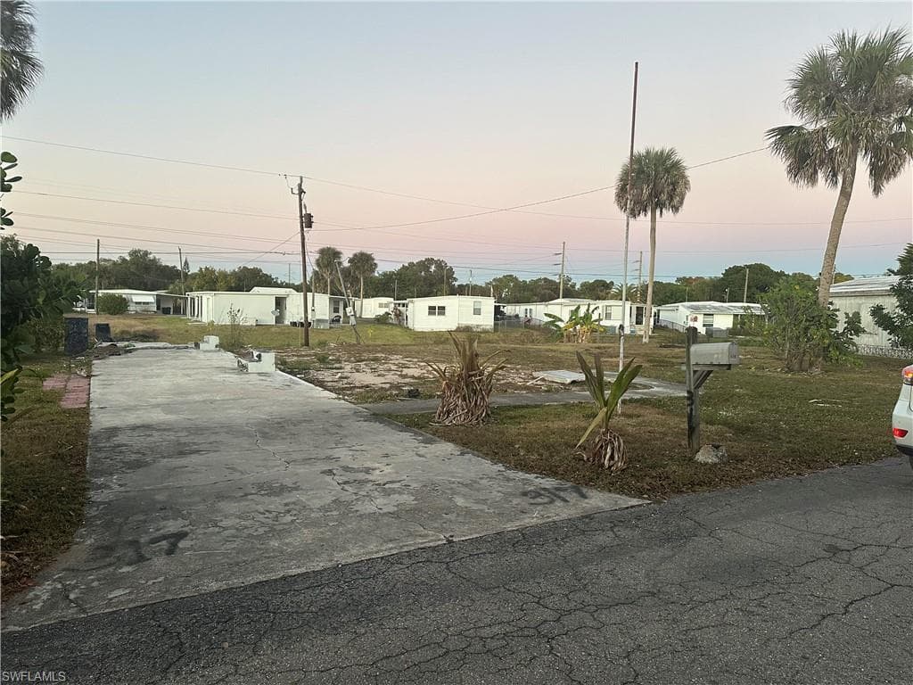 317 Lantern LN NORTH FORT MYERS, FL 33917