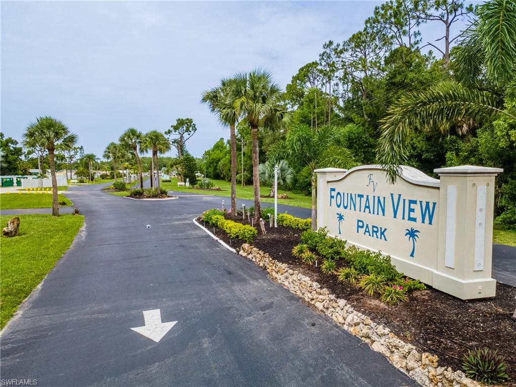 99 Lofty LN NORTH FORT MYERS, FL 33903