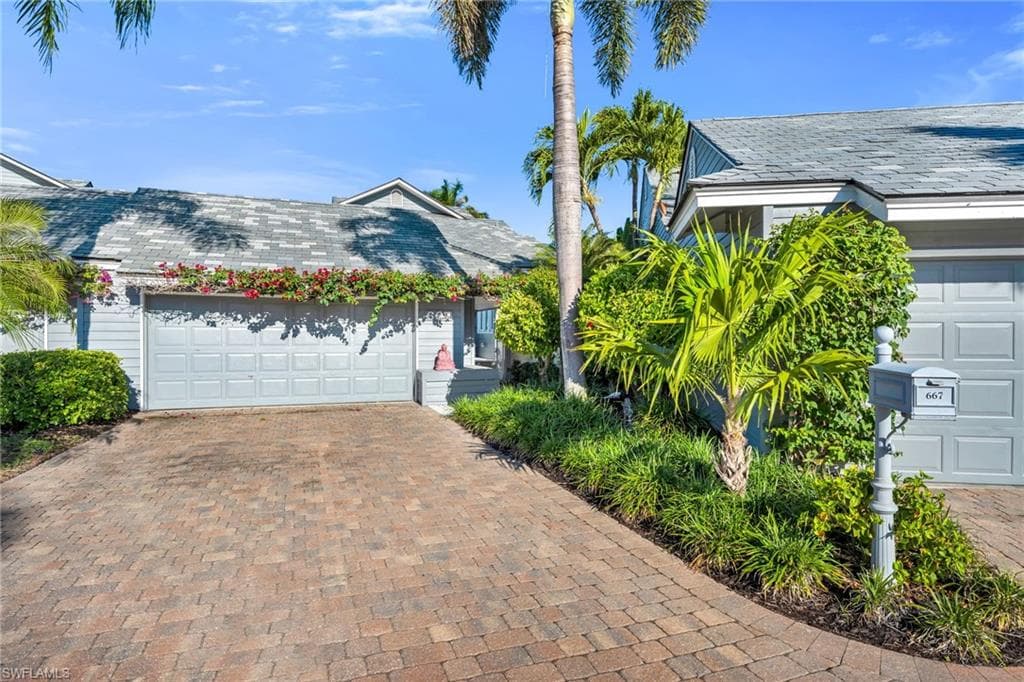667 Bridgeway LN NAPLES, FL 34108