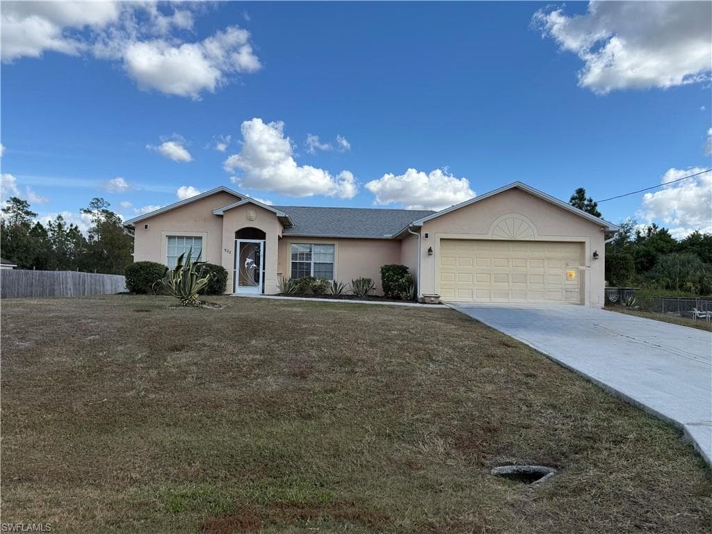 902 McArthur AVE LEHIGH ACRES, FL 33936