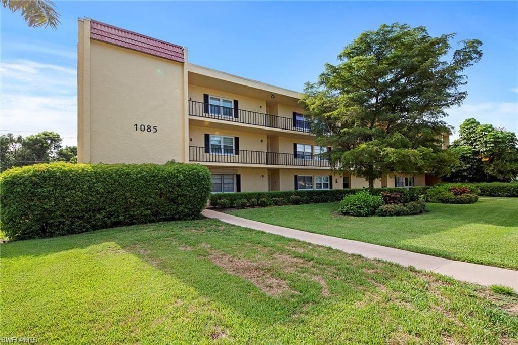 1085 Forest Lakes DR 8305 NAPLES, FL 34105