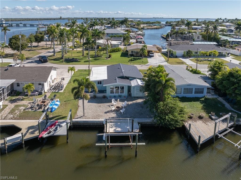 2562 Bayshore DR MATLACHA, FL 33993