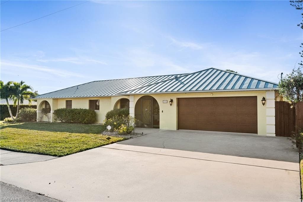 595 103rd AVE N NAPLES, FL 34108