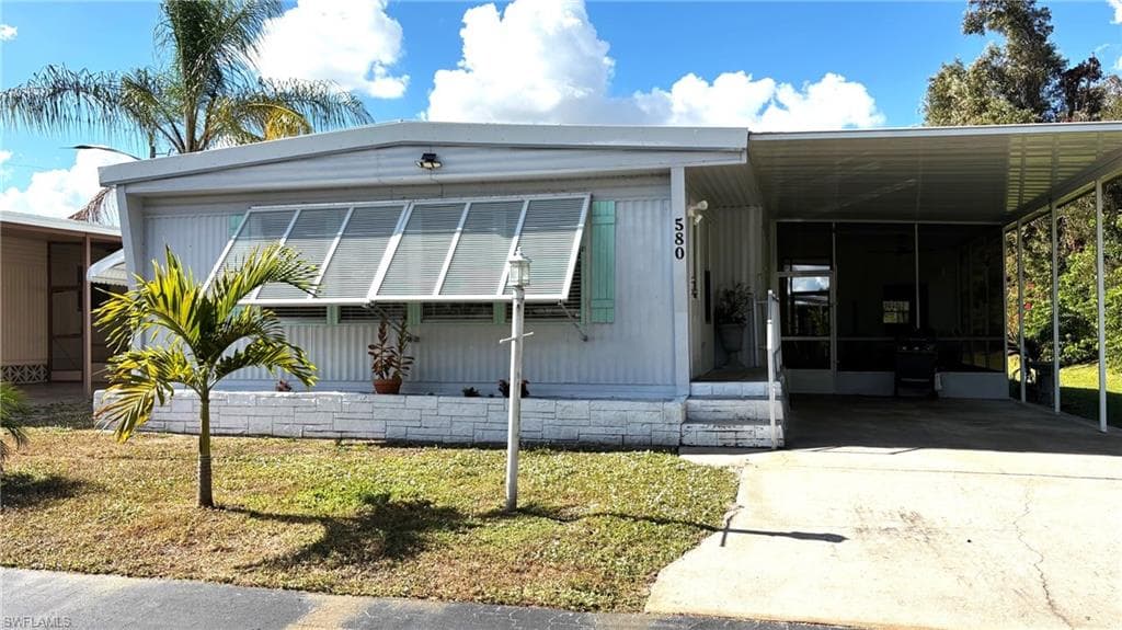 580 Winning WAY NORTH FORT MYERS, FL 33917