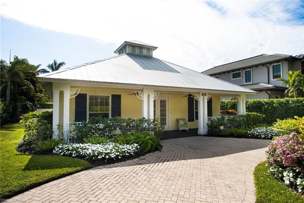 476 1st AVE N NAPLES, FL 34102